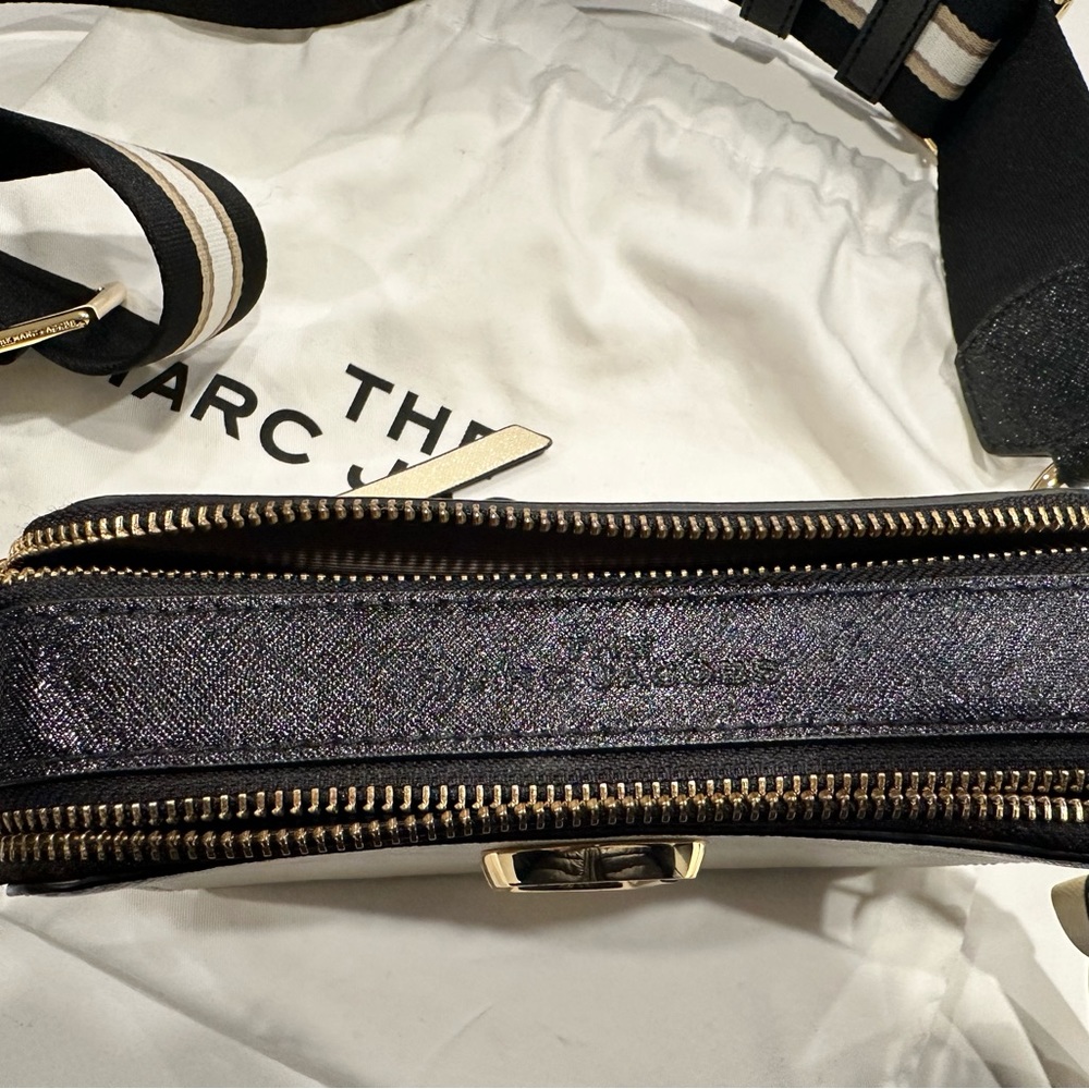 The Marc Jacobs Snapshot CrossBag. White & Gold Color . - Picture 10 of 10